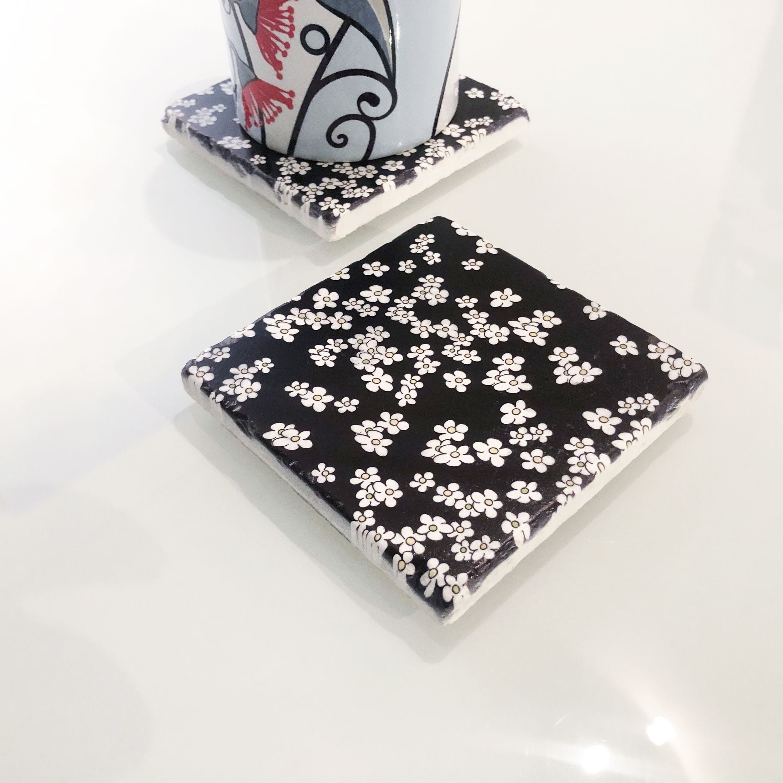 Black and White Daisy's on Stone Coaster
Fun and style with black and white daisies to brighten your drinks. Changeable background color